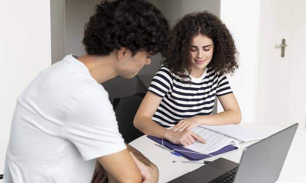 Frauen gelten als „fleißig“, Männer als „Genies“.