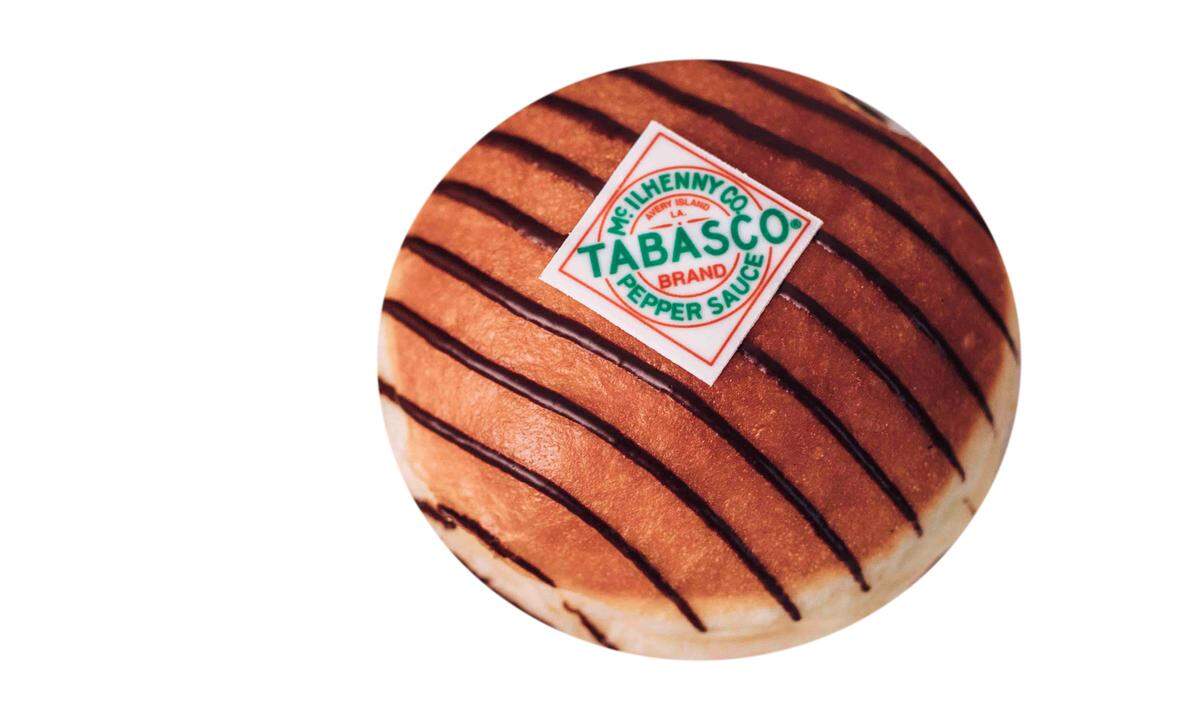 Nicht die naheliegendste Verbindung, Tabasco-Habanero-Sauce und Faschingskrapfen. Wie gut aber gekonnt dosierte Funken Schärfe der fruchtigen Marillenfüllung tun, zeigt die Bäckerei Szihn. Tabasco-Krapfen, um 1,89 Euro, bei Szihn.