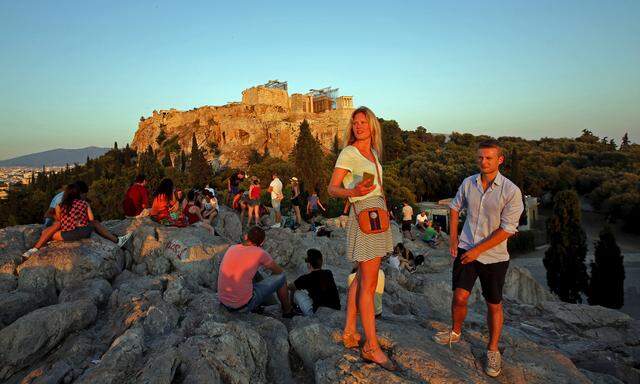 Touristen auf der Akropolis. Immer öfter kommen sie mit einem Fremdenführer, der sich per Trinkgeld bezahlen lässt.