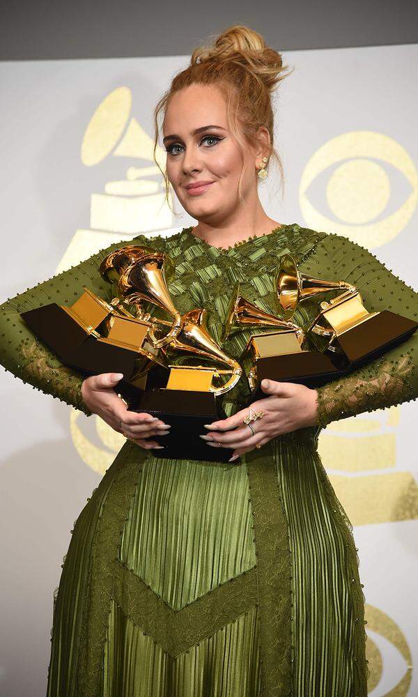 In Adeles Fall ist da die makellose Grammy-Bilanz dieses Abends: Fünf Mal war sie nominiert, fünf Preise hat sie gewonnen, darunter die in den drei Hauptkategorien Lied des Jahres, Aufnahme des Jahres und Album des Jahres. Auf 15 Trophäen kommt sie insgesamt in ihrer Karriere.