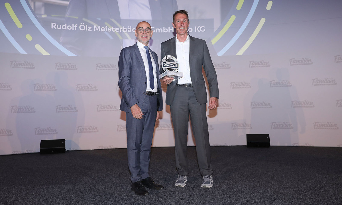 Das beste Familienunternehmen von Vorarlberg: Rudolf Ölz Meisterbäcker GmbH &amp; Co KG aus Dornbirn. Notare-Präsident Michael Umfahrer (l.) zeichnet Ölz-Geschäftsführer Bernhard Ölz aus.