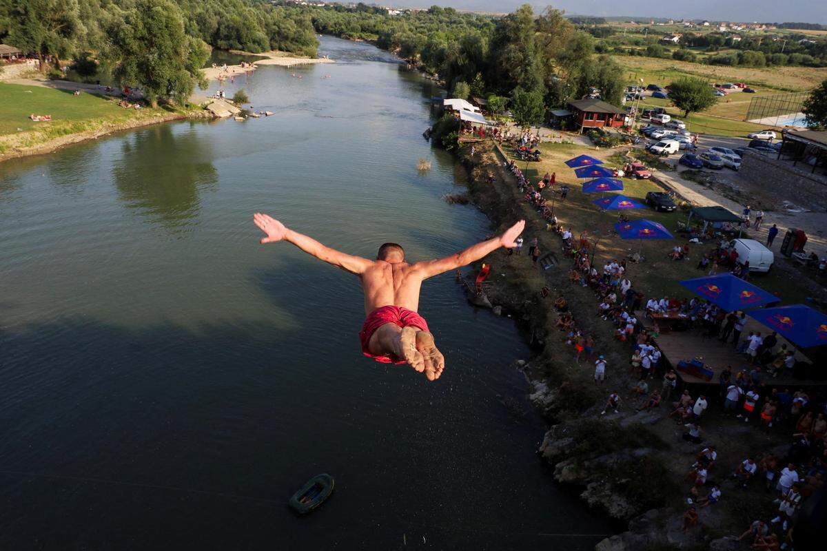 23. Juli. Nahe der Stadt Gjakova im Kosovo findet ein Tourstopp der Klippenspringer statt. In diesem Fall wird von einer Brücke gesprungen.