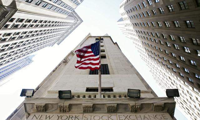 Die New Yorker Börse ragt hoch hinauf. Der Dollarkurs zuletzt ebenso. 