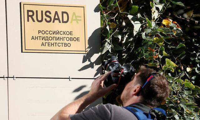 Ein Fotograf nimmt das Rusada-Schild in Visier