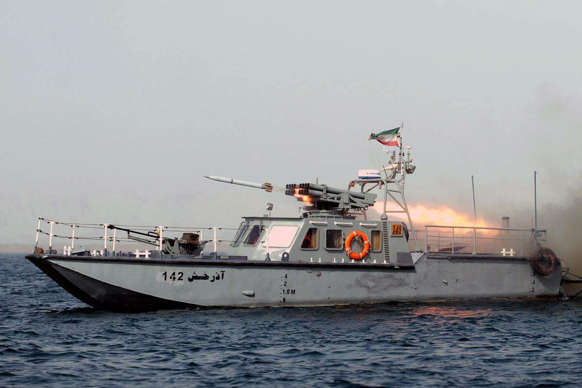 Eigenen Angaben zufolge will der Iran seine Schnellboote mit einer neuen Kurzstreckenrakete aufrüsten, die "mit großer Präzision kleine und mittelgroße Ziele" auf dem Wasser zerstören könne. Die US-Marine hat vor kurzem die Umrüstung ihrer Kriegsschiffe im Persischen Golf beschlossen, um sie besser gegen iranische Schnellboote einsetzen zu können.