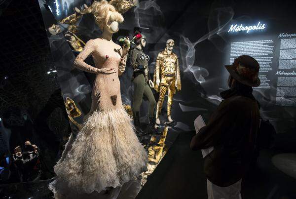 Das Männer-Mannequin Andrej Pejic, das seinen Durchbruch in einem Brautkleid von Gaultier schaffte, heißt nach einer Geschlechtsumwandlung nun Andreja. Ihre Kreationen defilieren auf sprechenden Puppen im Grand Palais.
