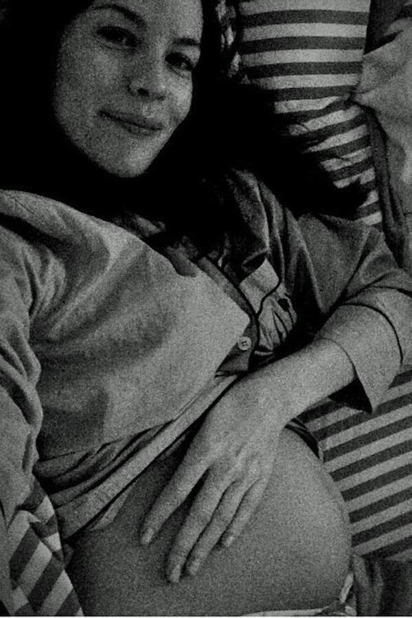 Sogar US-Schauspielerin Liv Tyler hat seinerzeit ein Selfie von sich und ihrem Babybauch geschossen. Die damals 37-jährige Tochter von Aerosmith-Sänger Steven Tyler veröffentlichte das Schwarz-Weiß-Foto auf ihrer Instagram-Seite. Sie liegt dabei im Bett, lächelt, zieht ihren Pyjama hoch und präsentiert stolz ihre Babykugel.
