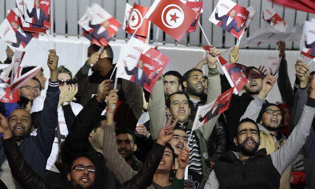 Supporters of Tunisia´s President Marzouki, who is seeking re-election, react during his presidential election campaign rally in Tunis