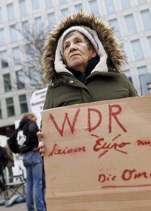 Demonstranten gegen den WDR bei den Protesten gegen das von einem Kinderchor gesungene Satire-Lied Meine Oma ist ne alte