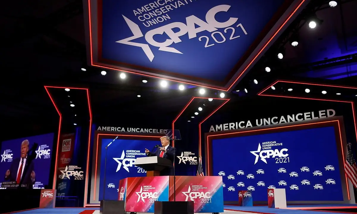 SS-Rune? Kritik an der Form der Bühne von Trumps CPAC-Konferenz ...