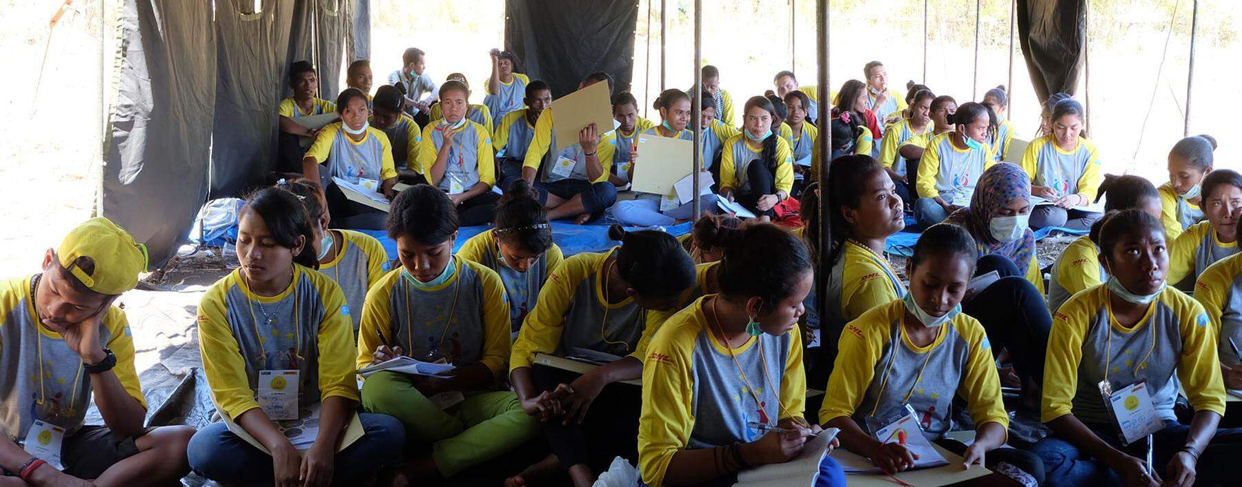 Vorbereitung aufs Berufsleben: Junge Indonesier aus dem SOS Kinderdorf der Insel Flores werden  von DHL-Mitarbeitern trainiert.