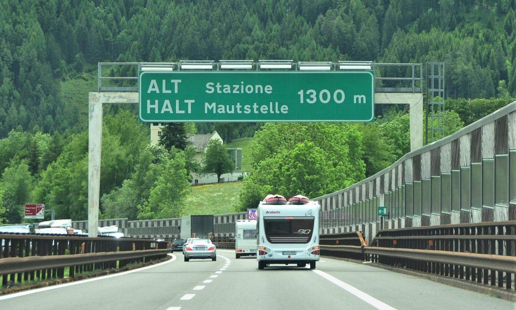 https://img.diepresse.com/public/incoming/ld6gnm-Italien-Brennero-Brenner-Autobahn-A22-Maut-fuer-alle-motorisierten-Fahrzeuge-Mautstation-bzw-Mautstelle-in-Sterzin_1641750302031585_v0_l.jpg/alternates/ORIGINAL/Italien-Brennero-Brenner-Autobahn-A22-Maut-fuer-alle-motorisierten-Fahrzeuge-Mautstation-bzw-Mautstelle-in-Sterzin_1641750302031585_v0_l.jpg