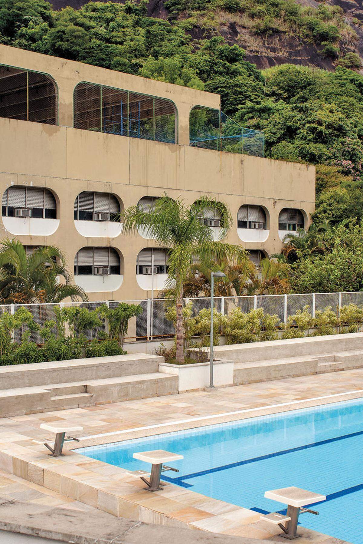 Über 500 Schulen entstammen dem thematisierten brasilianischen Bauprojekt – initiiert u. a. von Architekt Niemeyer; man baute mit standardisierten Betonmodulen.