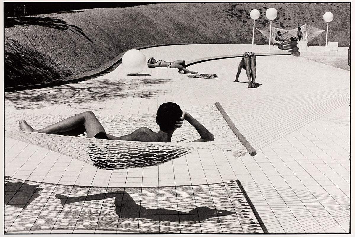 Martine Franck war die Ehefrau von Cartier-Bresson und selbst aktive Fotografin. Die im August 2012 verstorbene Künstlerin suchte in ihren Arbeiten gerne ein surreales Element. Martine Franck: Le Brusc, Südfrankreich 1976