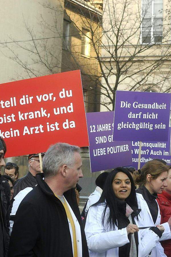 „Unser Gesundheitssystem ist krank“, „382 Ärzte weniger – das geht an die Nieren“, „Nein zum Arbeitspaket, zurück an den Verhandlungstisch“. Slogans wie diese dominierten die erste „richtige“ Demonstration der Wiener Spitalsärzte im Streit um die Umsetzung des neuen Arbeitszeitgesetzes. Nach mehreren Kundgebungen ohne Umzug marschierten am Montagnachmittag rund 1500 Mediziner von der Spitalgasse zum Maria-Theresien-Platz, ...