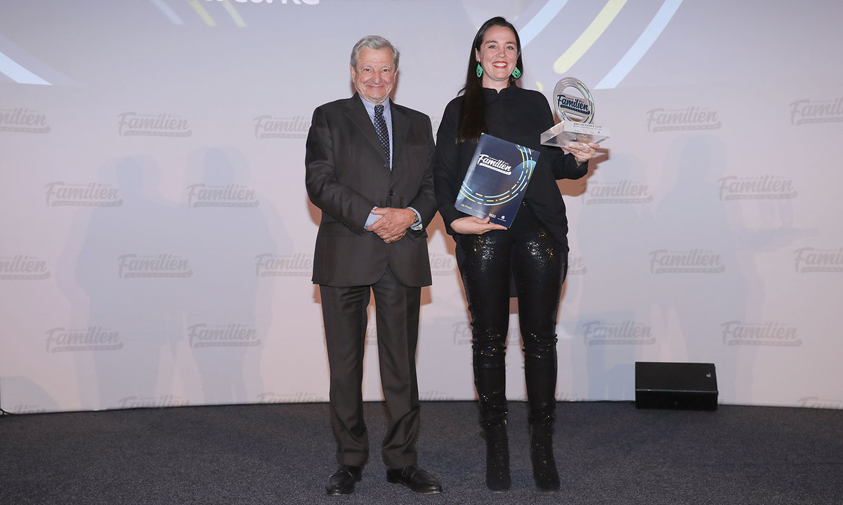 Das beste Familienunternehmen von Tirol: planlicht GmbH &amp; Co KG aus Vomp. Bankhaus Spängler-Aufsichtsratsvorsitzender Heinrich Spängler zeichnet planlicht-Geschäftsführerin Felicitas Kohler aus.
