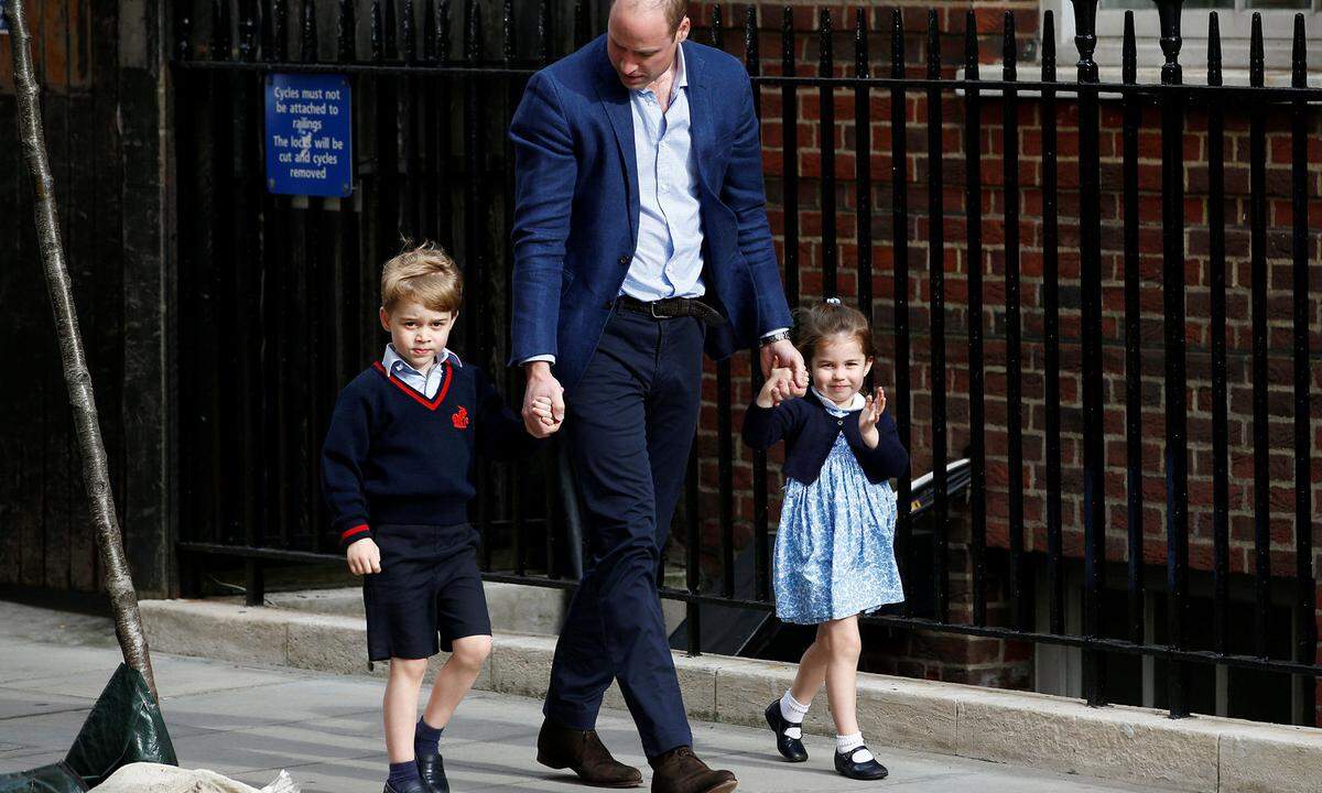 Kurz darauf wurde klar, welche dringende Angelegenheit ihn aus dem Spital trieb. Der mittlerweile dreifach Vater holte seine beiden anderen Kinder, Prinz George (4) und Prinzessin Charlotte (2), ab. Sie durften ihr neues Brüderchen im St. Mary's Hospital in London besuchen.
