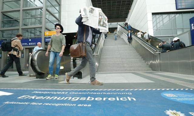 Am Berliner Bahnhof Südkreuz werden KI-Techniken zur Überwachung ausprobiert, es geht auch um Gesichtserkennung. Dagegen gibt es Proteste.