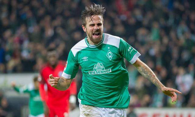 v li Torschuetze Martin Harnik SV Werder Bremen 9 mit Torjubel Jubel Freude ueber das Tor zum 2