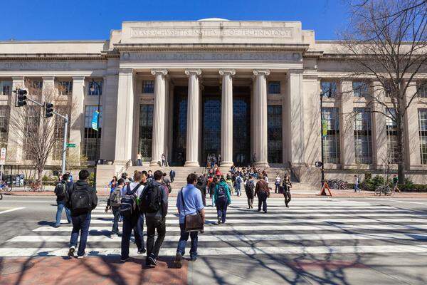 Auf dem vierten Platz ist das berühmte Massachusetts Institute of Technology (MIT) zu finden. Es liegt in - das ist stets etwas verwirrend - Cambridge bei Boston. Die renommierte US-Uni hat immerhin insgesamt 16 Nobelpreisträger hervorgebracht.