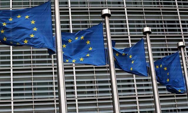 EU-Flaggen vor dem Kommissionsgebäude in Brüssel ters in Brussels