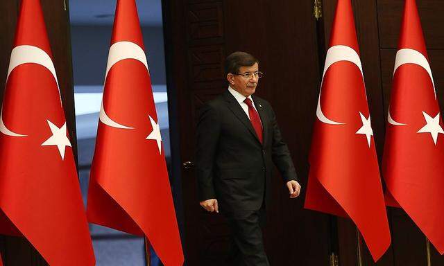 Premier Ahmet Davutoglu verkündet die neue Regierung