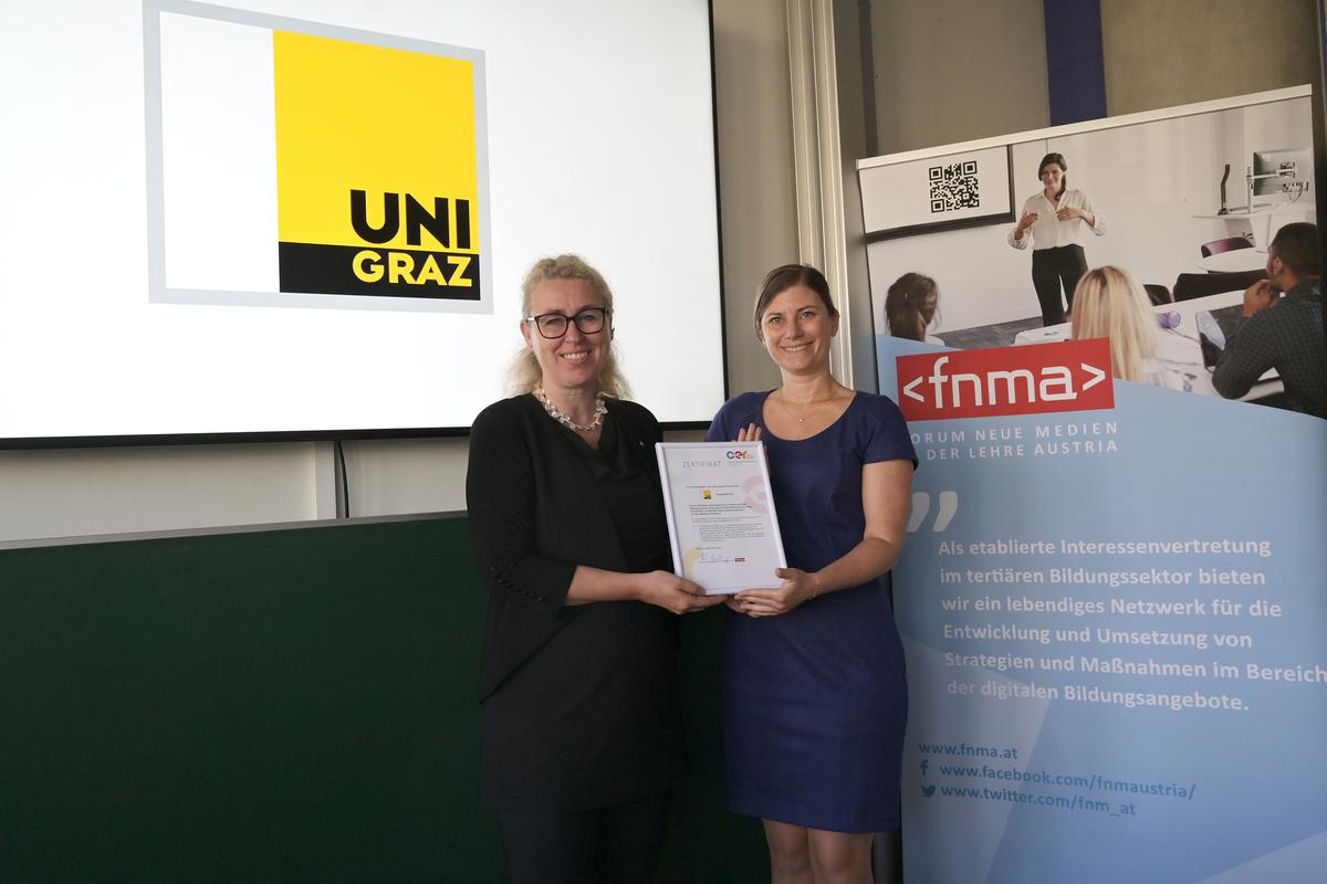 Ortrun Gröblinger (rechts) überreichte an Vizerektorin Catherine Walter-Laager Österreichs erstes Zertifikat für offene Hochschulbildung.