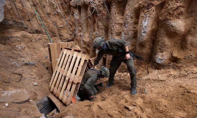Israelische Soldaten sollen im Gazastreifen nach Armeeangaben bisher 800 Tunnelschächte gefunden und davon 500 zerstört haben. 