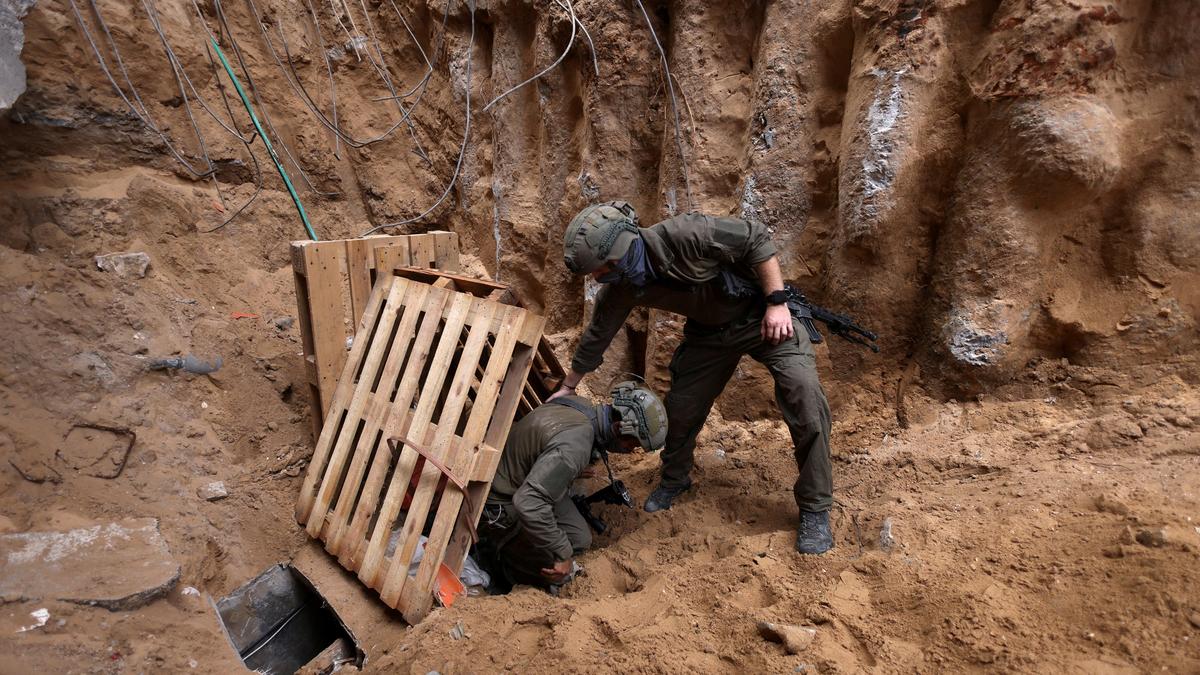 Israelische Soldaten sollen im Gazastreifen nach Armeeangaben bisher 800 Tunnelschächte gefunden und davon 500 zerstört haben. 