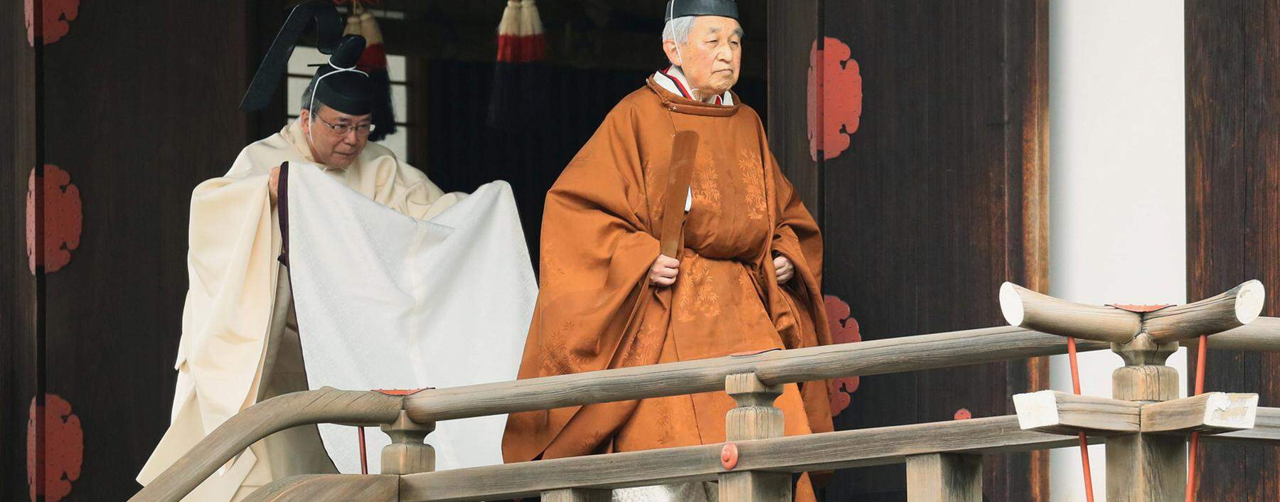 Japan´s Emperor Akihito walks for a ritual called Taiirei-Tojitsu-Kashikodokoro-Omae-no-gi, a ceremony for the Emperor to report the conduct of the abdication ceremony, at the Imperial Palace in Tokyo