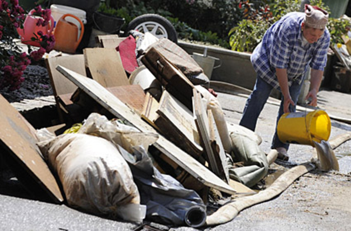 Auch in St. Leonhard am Forst (Bezirk Melk) konnte, einen Tag nachdem der Ortskern unter Wassers stand, mit den Aufräumarbeiten begonnen werden.