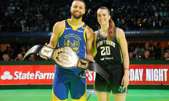 Golden State Warriors -Star Stephen Curry und New York Liberty guard Sabrina Ionescu.