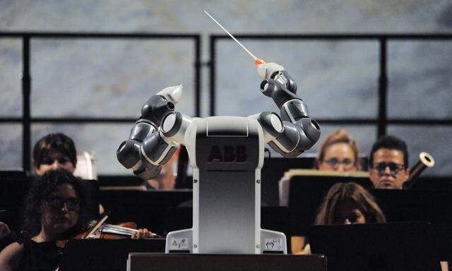 Der ABB-Roboter Yumi dirigierte am 12. September 2017 zum ersten Mal ein Orchesterkonzert.  