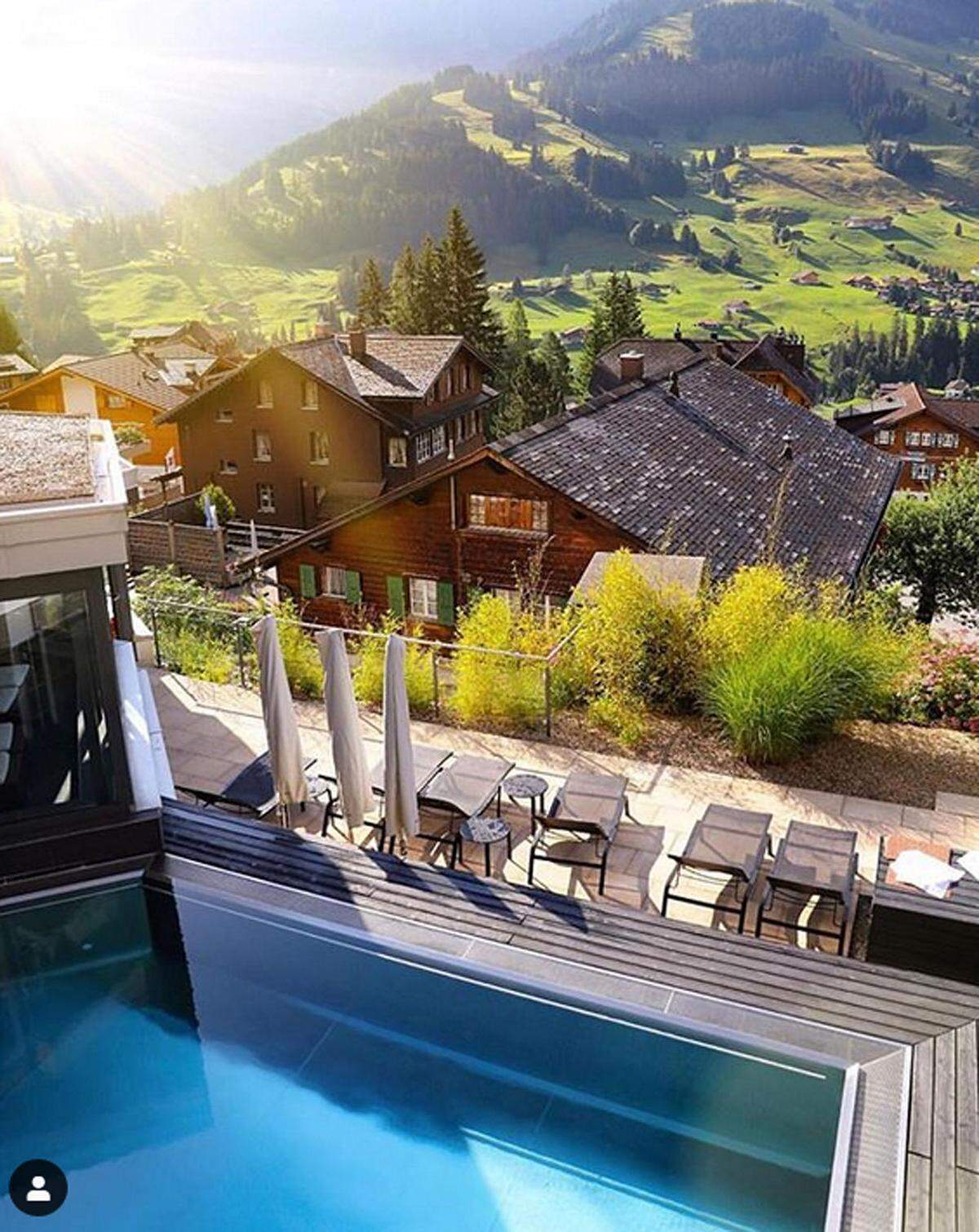 Die "Times" wählte den Pool, der sich auf 1350 Metern Höhe befindet und einen traumhaften Panoramablick auf die Schweizer Alpen bietet, bereits zum "Außenpool mit der schönsten Aussicht weltweit".