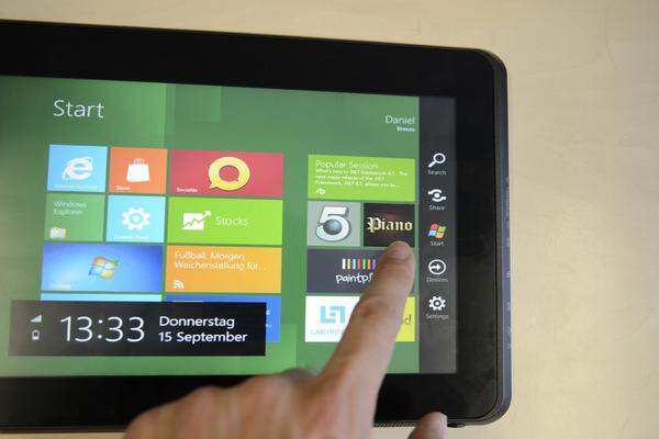 Obwohl viele der kommenden Windows-8-Tablets einen "Home-Button" mitbringen werden, ist er nicht zwingend nötig. Schiebt man den Finger vom rechten Rand aus hinein, erscheint ein Balken mit fünf Icons, die Microsoft Charms nennt. Sie funktionieren aus allen Anwendungen heraus und sind kontextbezogen. Der Start-Button führt immer zum großflächigen Bildschirm zurück.