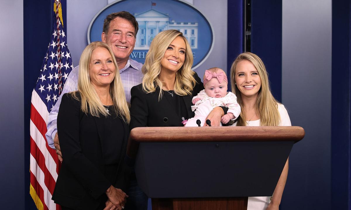 Hier posiert Markenbotschafterin Ryann McEnany (ganz rechts) mit ihrer älteren Schwester Kayleigh McEnany, dessen Tochter Blake Gilmartin und ihren Eltern Mike und Leanne McEnany im Weißen Haus (Archivbild).
