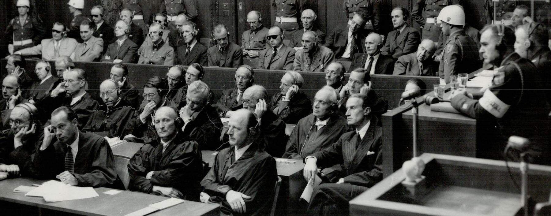 Die Angeklagten im Nürnberger Kriegsverbrecherprozess. Wilhelm Höttl war einer der Zeugen der Anklage.