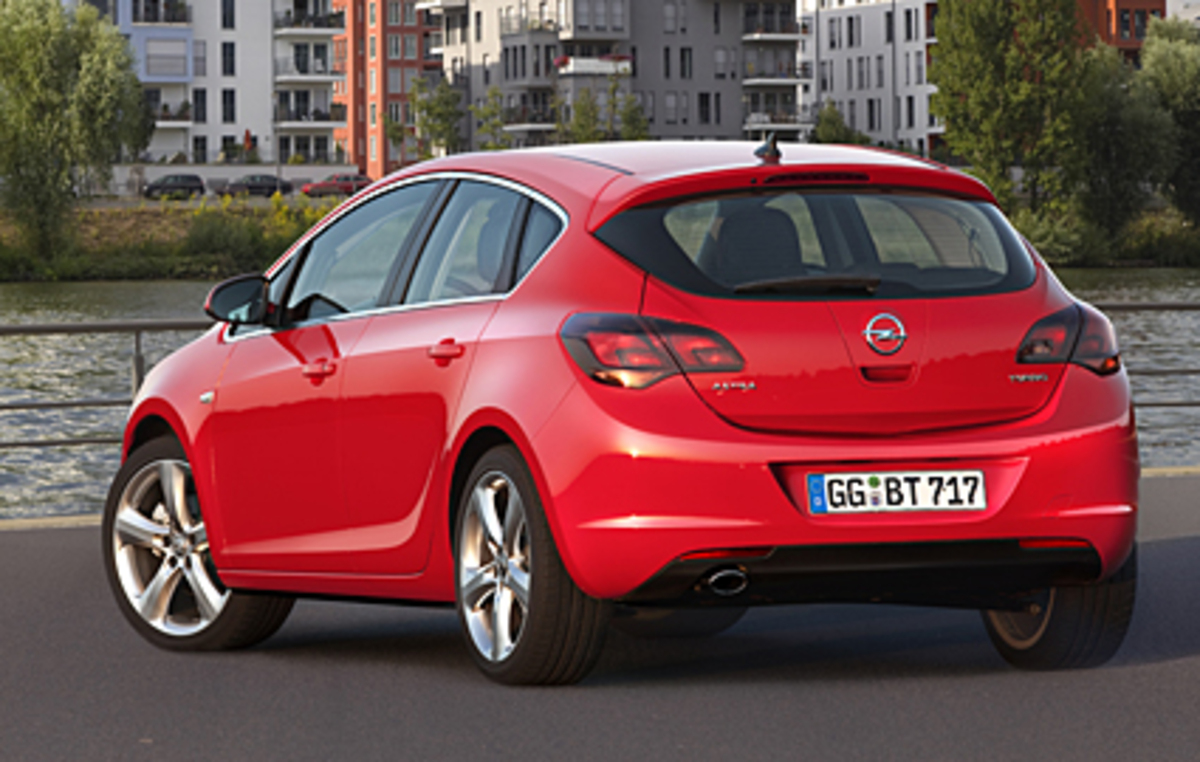 Der Astra-Fünftürer ist ab 17.250 Euro zu haben. Das Einstiegsmodell verfügt über Klimaanlage, CD Radio, das elektronische Stabilitätsprogramm ESPPlus, höhenverstellbare Komfortsitz, Tagfahrlicht, 16 Zoll-Räder, Zentralverriegelung mit Funkfernbedienung und elektrische Fensterheber. Die Preisliste geht bis 24.330 Euro hinauf. Dafür bekommt man einen 160 PS-Diesel.