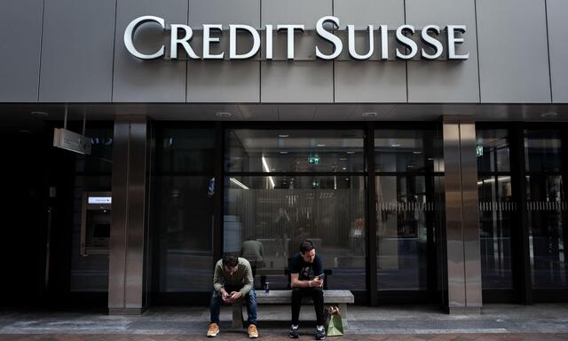 Die Schweizer Wettbewerbskommission nimmt derzeit die Übernahme der Großbank Credit Suisse durch die Konkurrentin UBS unter die Lupe.