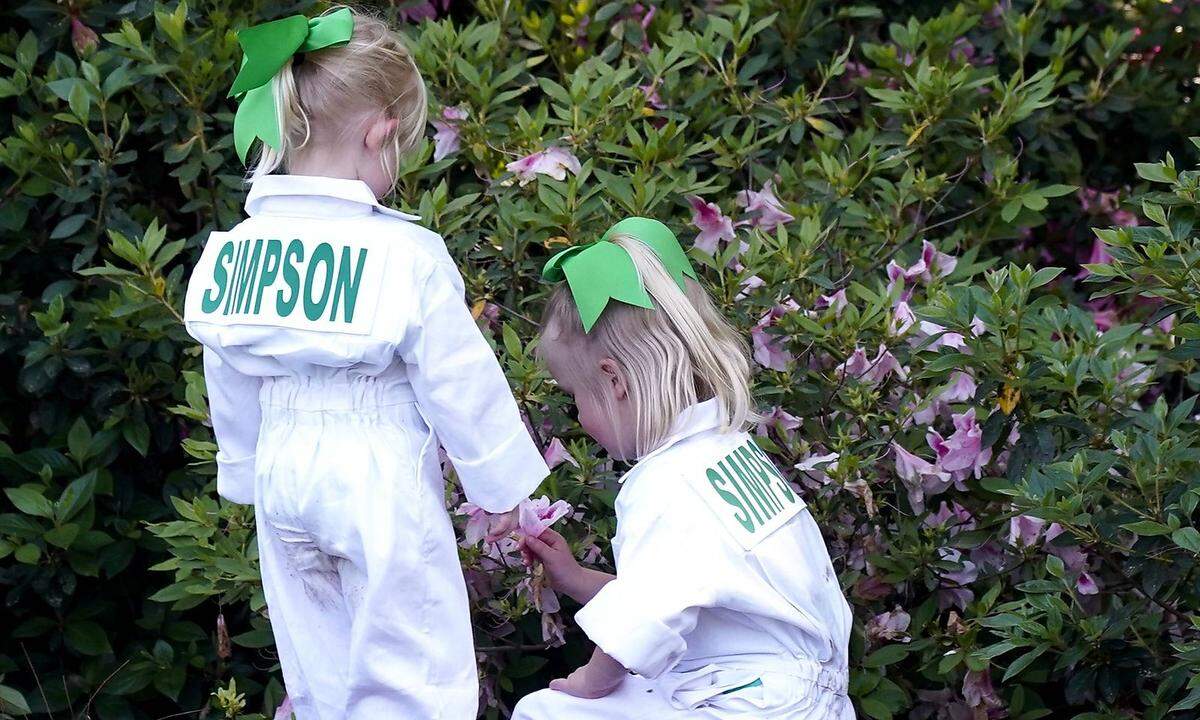 Die Töchter von Webb Simpson interessierten sich mehr für die berühmte Blumenpracht in Augusta.