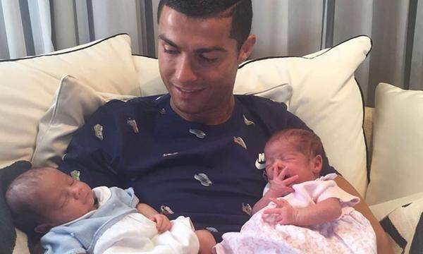 Sie sind jetzt zu viert: Fußballstar Cristiano Ronaldo (32) und sein Sohn Cristiano jr. (7) freuen sich über Familienzuwachs in Form eines Zwillingspaares, das eine Leihmutter für den portugiesischen Nationalspieler ausgetragen hat. Ronaldo wurde auch beim ersten Mal via Leihmutter Vater. Der Sportler bestätigte die Nachricht Ende Juni in einem Facebook-Eintrag.