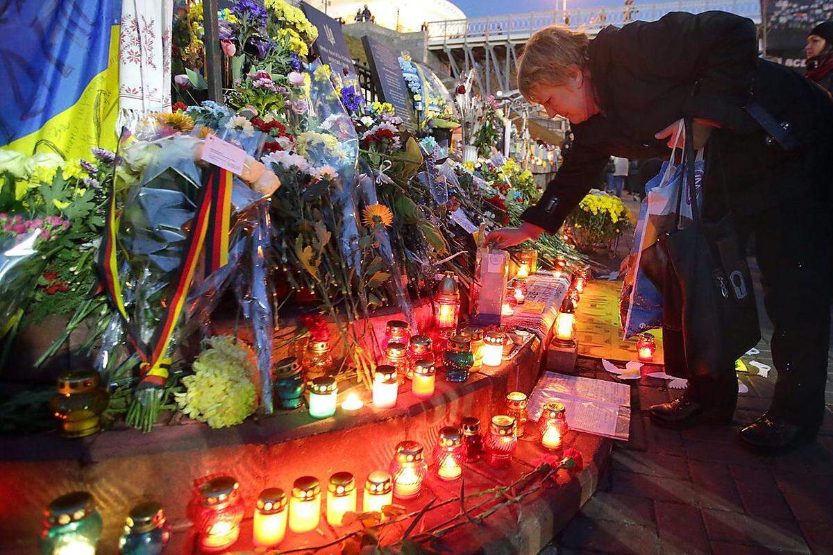 Am 1. Jahrestag brennen auf dem Maidan wieder Kerzen, liegen wieder Blumen auf den Steinen. Zur Erinnerung an die rund 100 Toten der Revolution. Präsident Poroschenko wird von den Hinterbliebenen ausgebuht. Sie fordern, die Todesschützen vor Gericht zu bringen. Ein Jahr nach Beginn der prowestlichen Proteste sind die Wunden längst nicht geheilt. Und im Osten des Landes tobt weiter der Bürgerkrieg.
