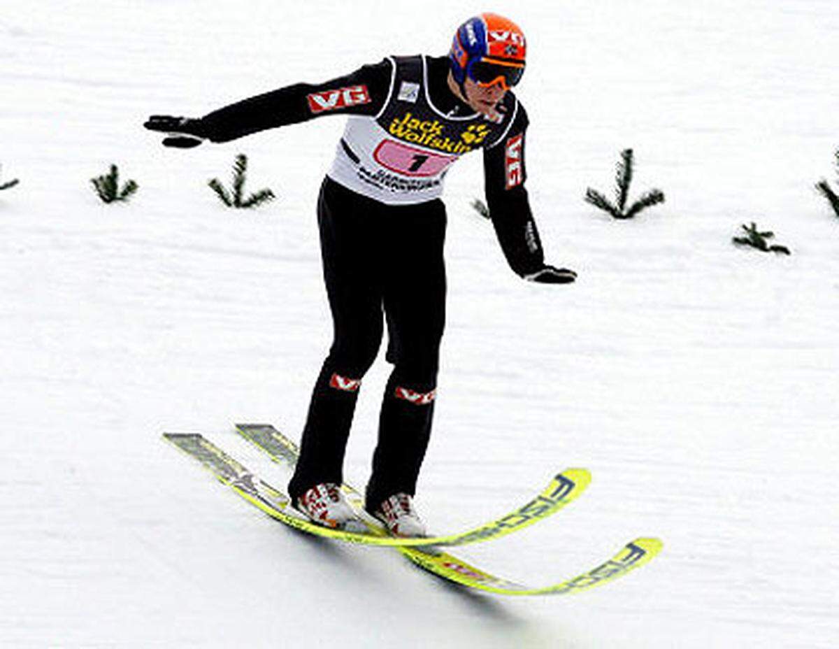 7. Jänner: Anders Jacobsen gewinnt gleich in seiner ersten Weltcupsaison die Vierschanzen-Tournee der Skispringer. Der Norweger verweist den Tiroler Gregor Schlierenzauer und Simon Ammann aus der Schweiz auf die weiteren Plätze. Schlierenzauer, der ebenfalls sein Tourneedebüt gibt, gewinnt die Tournee-Springen in Oberstdorf und Bischofshofen.