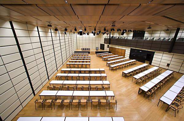 Der Gebäudekomplex des Austria Center Vienna beherbergt auf einer Nettogeschoßfläche von etwa 90.000 Quadratmetern. Auf fünf Etagen gibt es 17 Konferenzsäle mit insgesamt 11.300 Quadtratmetern Saalfläche.