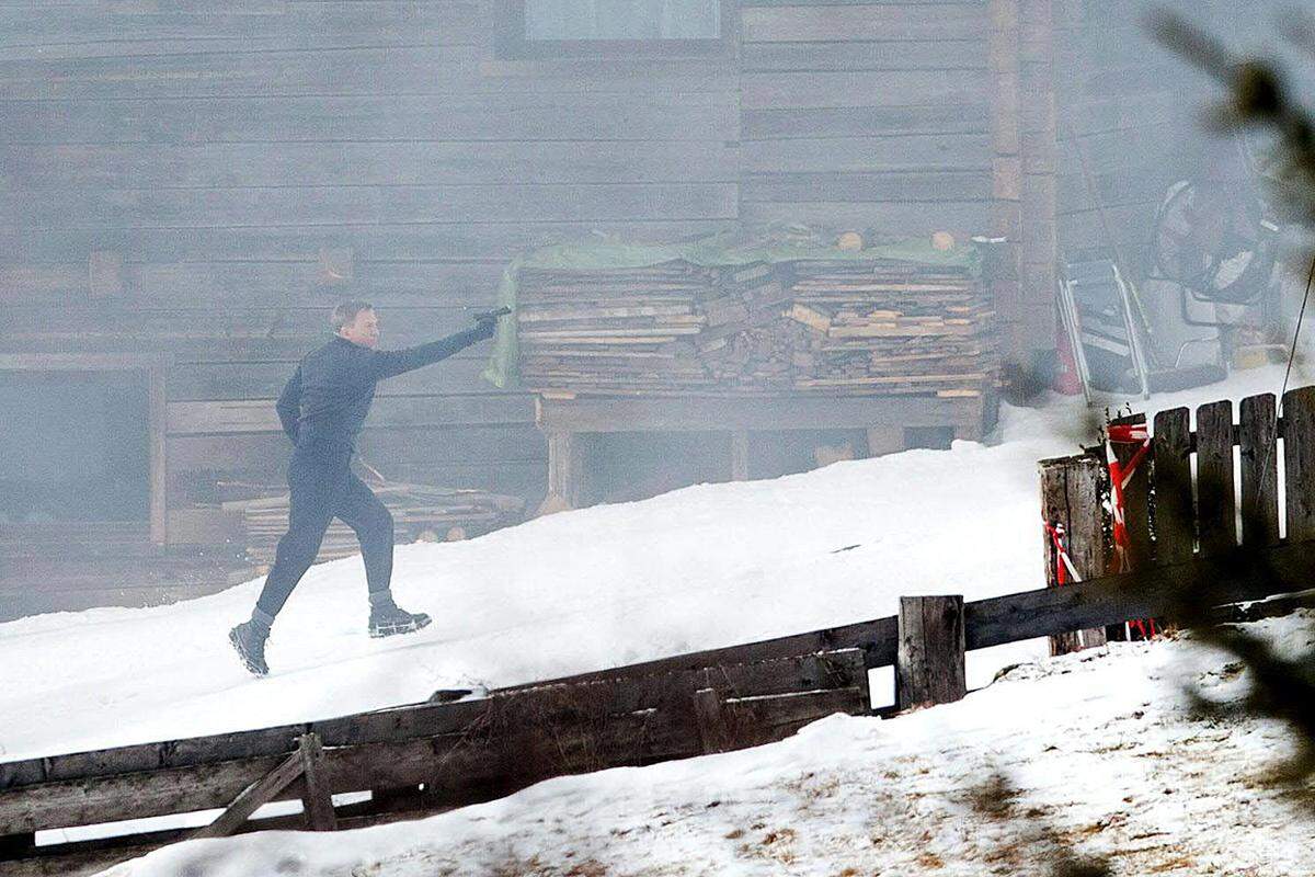 Österreich im Bond-Fieber: Teile des neuen "James Bond"-Films "Spectre" werden hier gedreht. Seit Donnerstagvormittag heißt es endlich "Action" im idyllischen Obertilliach im Osttiroler Gailtal - mit Hauptdarsteller Daniel Craig höchstpersönlich.