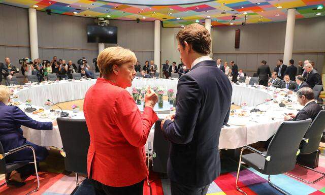 Bundeskanzlerin Angela Merkel und Kanzler Sebastian Kurz im Zwiegespräch beim EU-Gipfel in Brüssel: Die großen Herausforderungen kommen erst.    