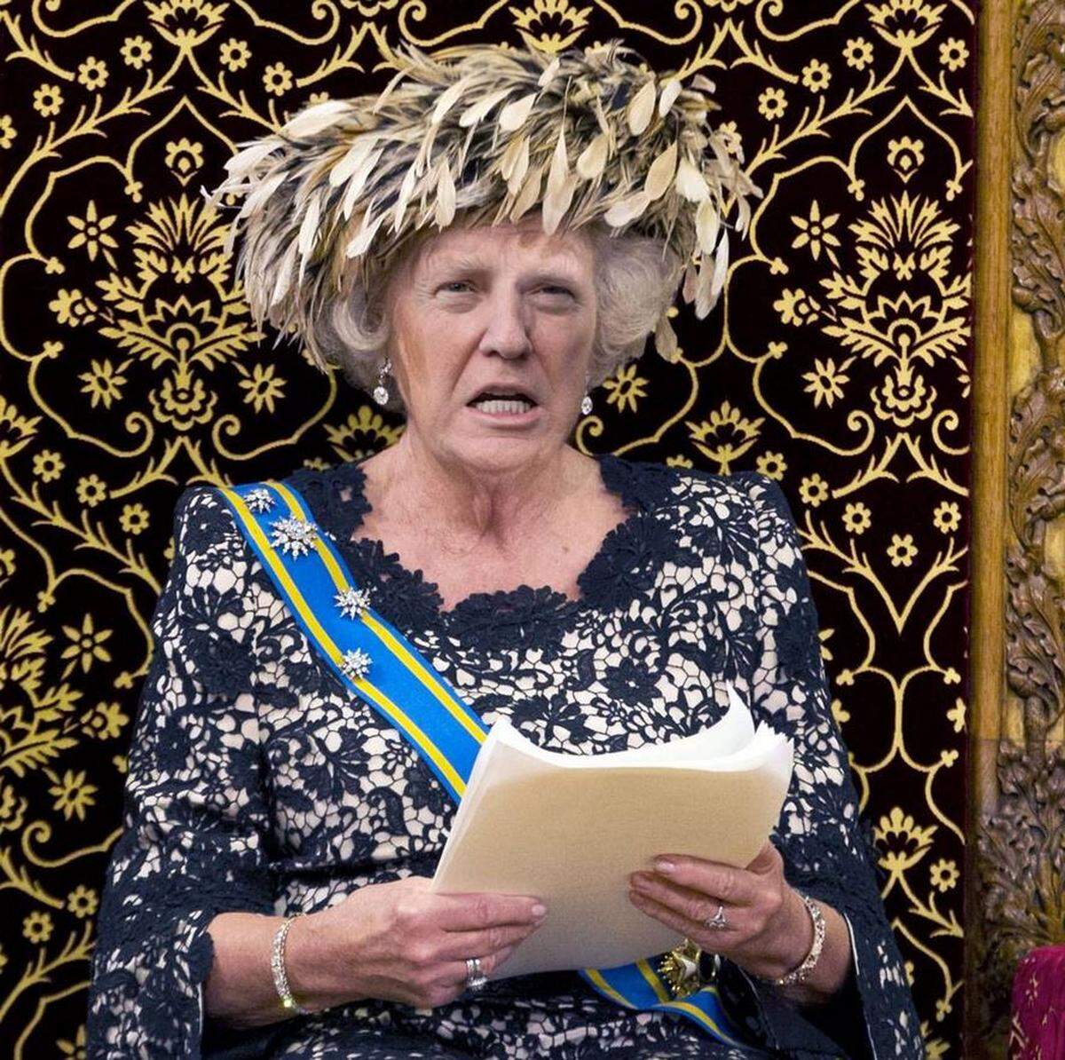 Aber auch unter der Kopfbedeckung von Prinzessin Beatrix der Niederlande macht Donald Trumps Gesicht eine überraschend gute Figur.
