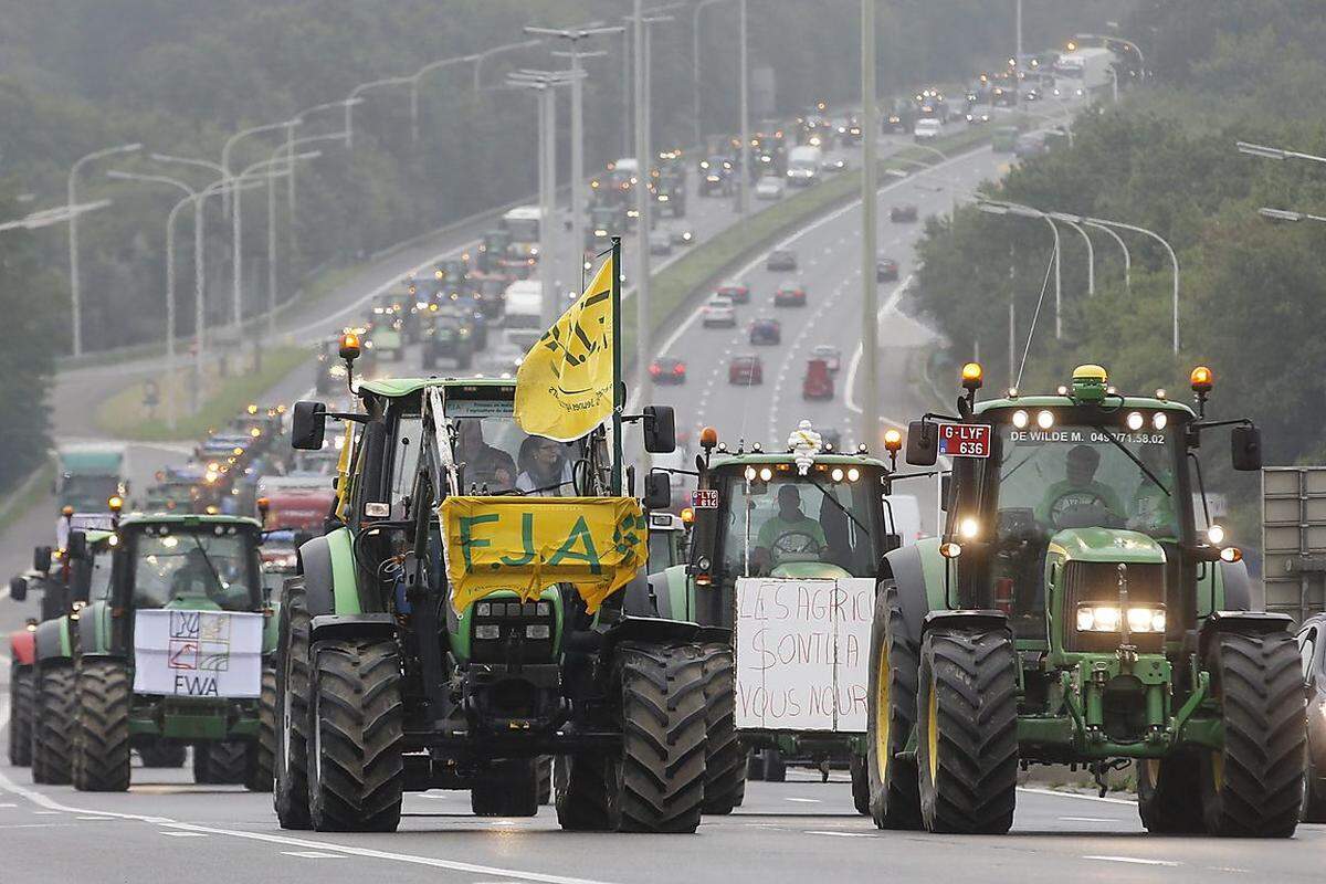 Nach Polizeiangaben legten fast 5000 Landwirte und über 1500 Traktoren aus Belgien, Frankreich, den Niederlanden und Deutschland am Montag Teile der belgischen Hauptstadt lahm. "Der Milchmarkt brennt, die Politik pennt!", war auf einigen Transparenten zu lesen.