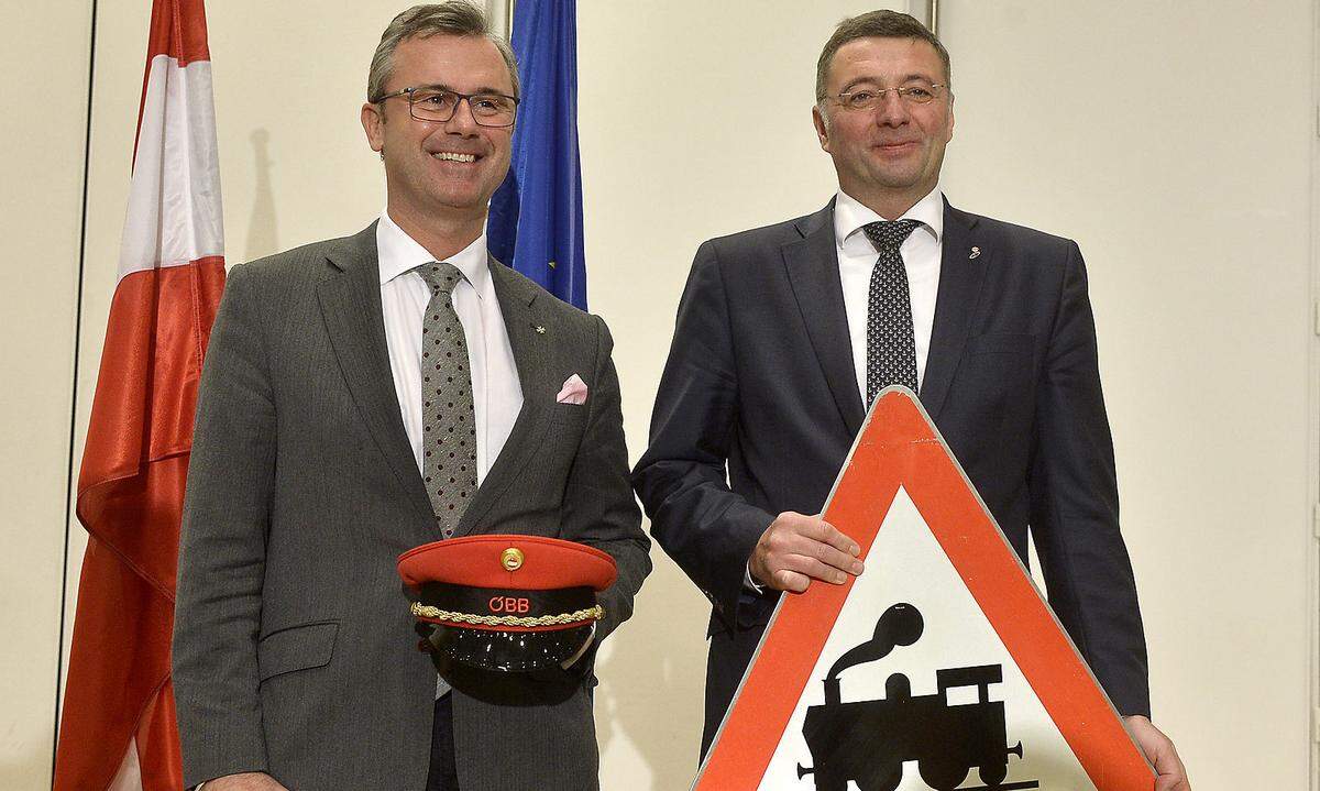 "Es tut mir leid, dass der Zug von rechts kommt." Der neue Chef-Schaffner Norbert Hofer (FPÖ) zum scheidenden Verkehrsminister Jörg Leichtfried (SPÖ).  