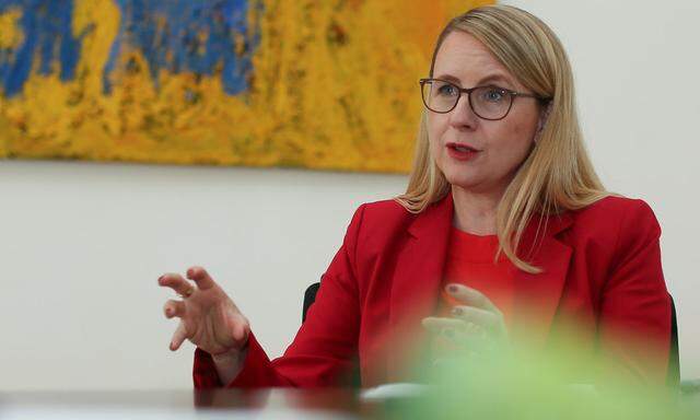Wirtschaftsministerin Margarete Schramböck: Investitionsprämie greift gut